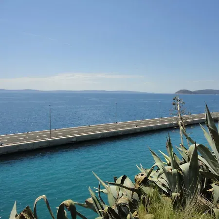 Two Bedroom Above The Sea *