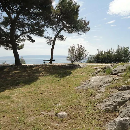 Two Bedroom Above The Sea Apartment *