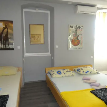 Two Bedroom Above The Sea *